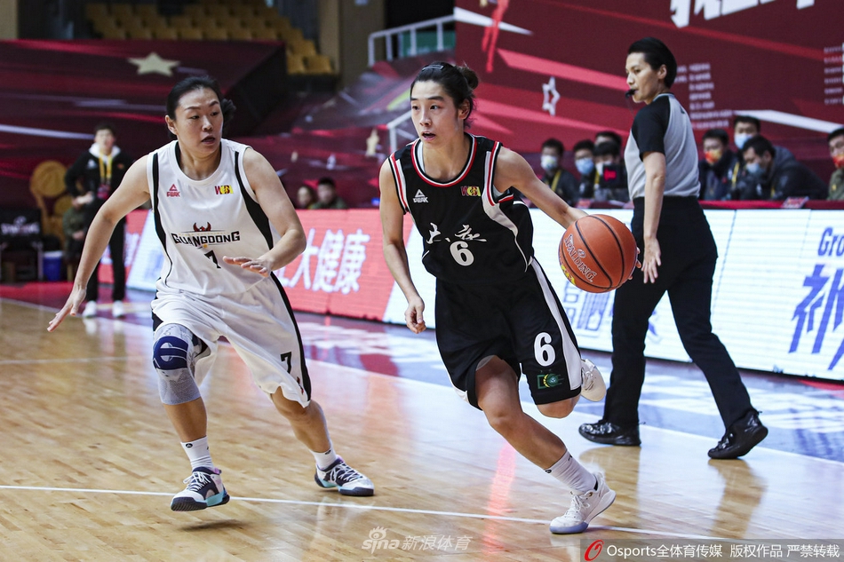 东莞队快攻反击瞬间，白衣球员如闪电般掠过中场，眼前是一马平川的进攻走廊