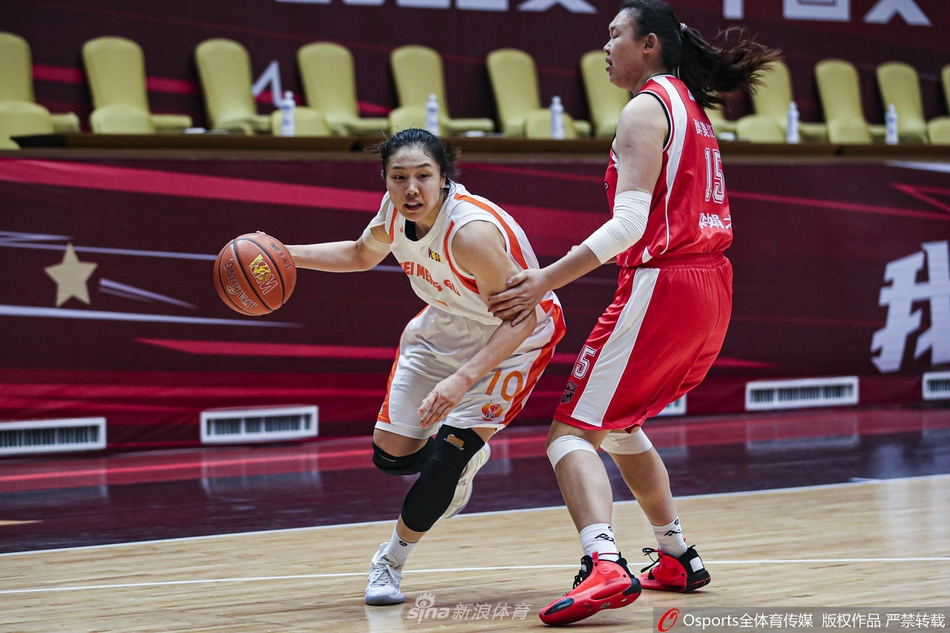 内蒙古女篮队员篮下高高跃起，如鹤立鸡群般将球放入篮筐，对手只能望球兴叹，这一瞬间完美展现了内线的绝对统治力。