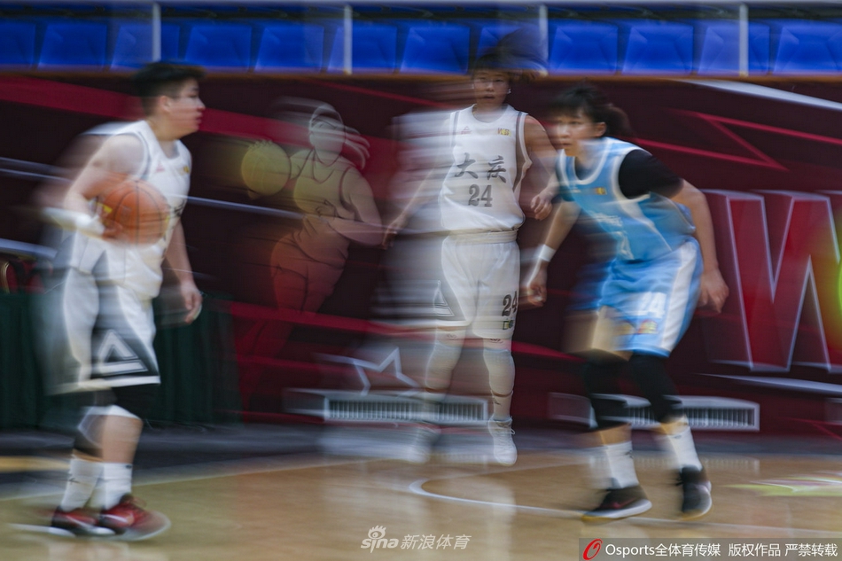 北京女篮教练组在场边神情专注，主教练手持战术板大声指挥，眼神中透露出对赛场局势的精准洞察与运筹帷幄。