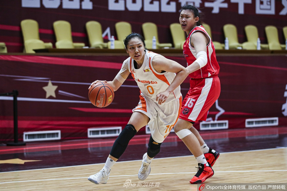 赛后双方球员握手致意，胜利者面带谦逊的微笑，失利者虽有落寞但仍保持风度，竞技体育的温情与残酷在这一刻交织。