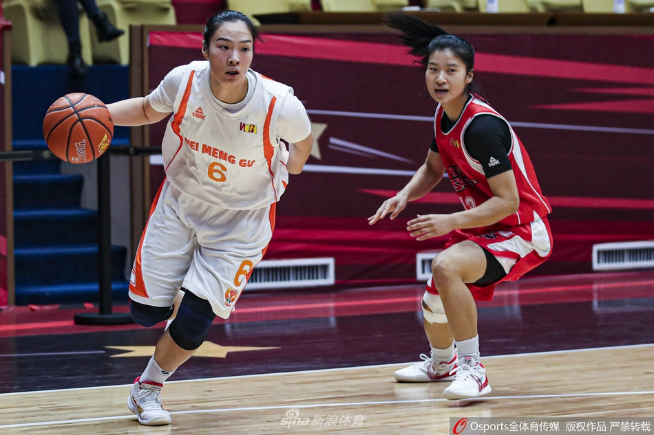 内蒙古女篮首发五虎神情专注，眼神中透露出对胜利的无限渴望，仿佛猎手锁定目标，在冬日的赛场上散发出强大的气场。