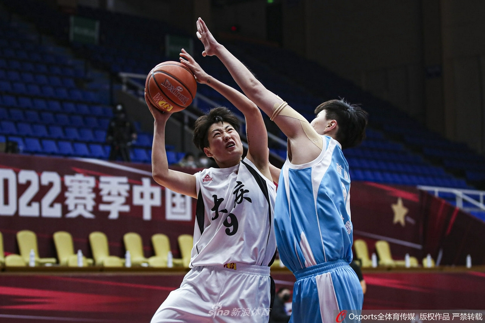 山西女篮队员武桐桐持球突破，她犹如灵动的舞者，在天津队严密的防守缝隙中闪转腾挪，眼神坚毅地寻找着传球机会。