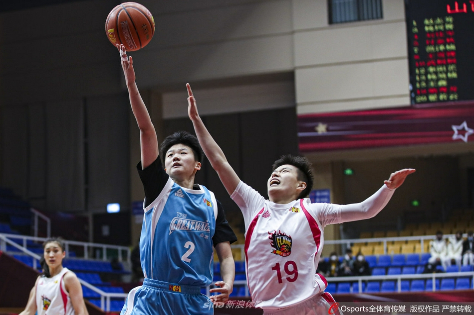 山西核心后卫武桐桐持球快速推进,面对防守者毫无惧色,飘逸的长发勾勒出她此刻疾如闪电的速度。