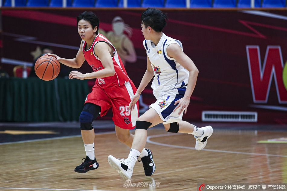 新疆队张玲阁外线三分手起刀落，篮球在空中划出完美弧线，精准空心入网瞬间点燃全场激情