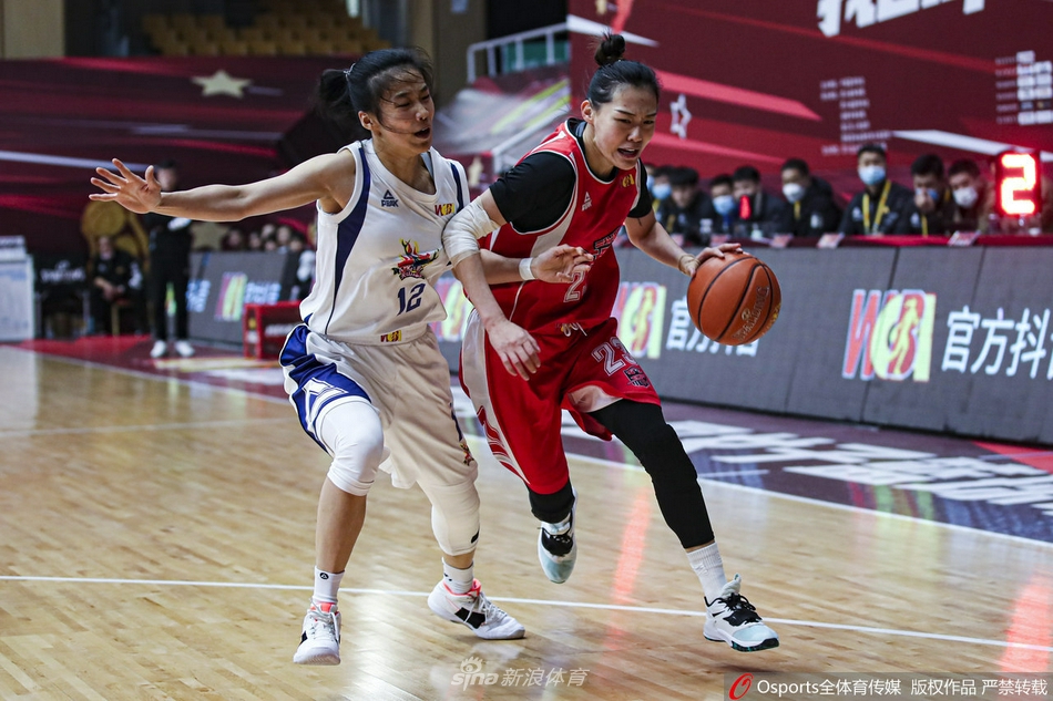 新疆女篮队长王丽丽在武汉队多人包夹防守下依然冷静送出精妙传球，瞬间撕裂对手防线