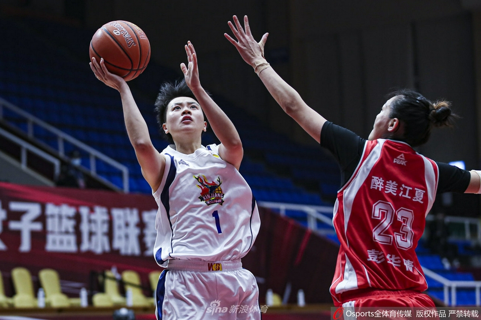 赛后新疆女篮球迷在看台上兴奋地挥舞旗帜，庆祝球队大胜晋级，鲜红的旗帜与胜利的喜悦交相辉映