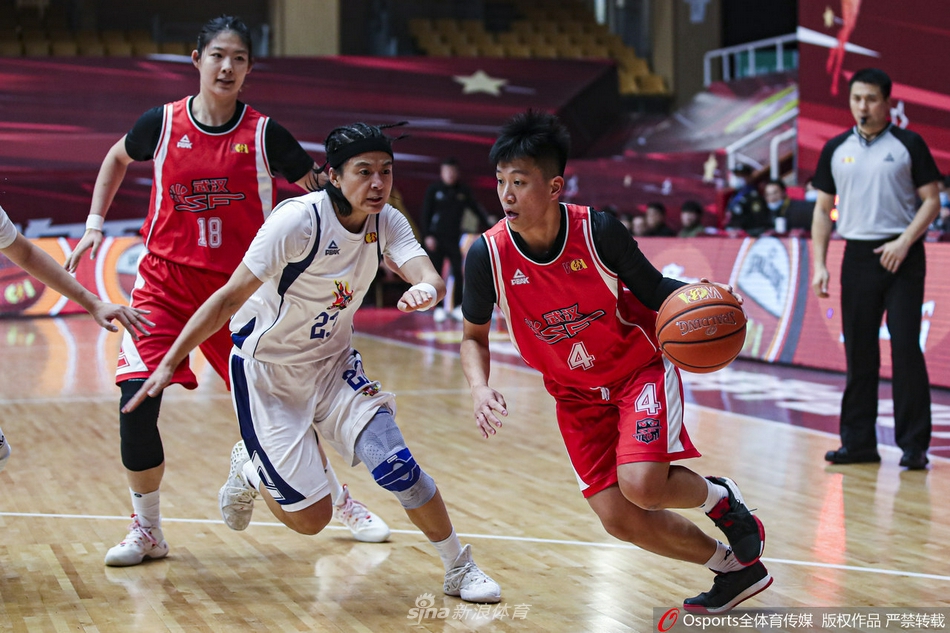 新疆女篮替补席年轻球员们激动地挥动毛巾，为场上拼搏的队友欢呼喝彩，团队氛围热烈而团结
