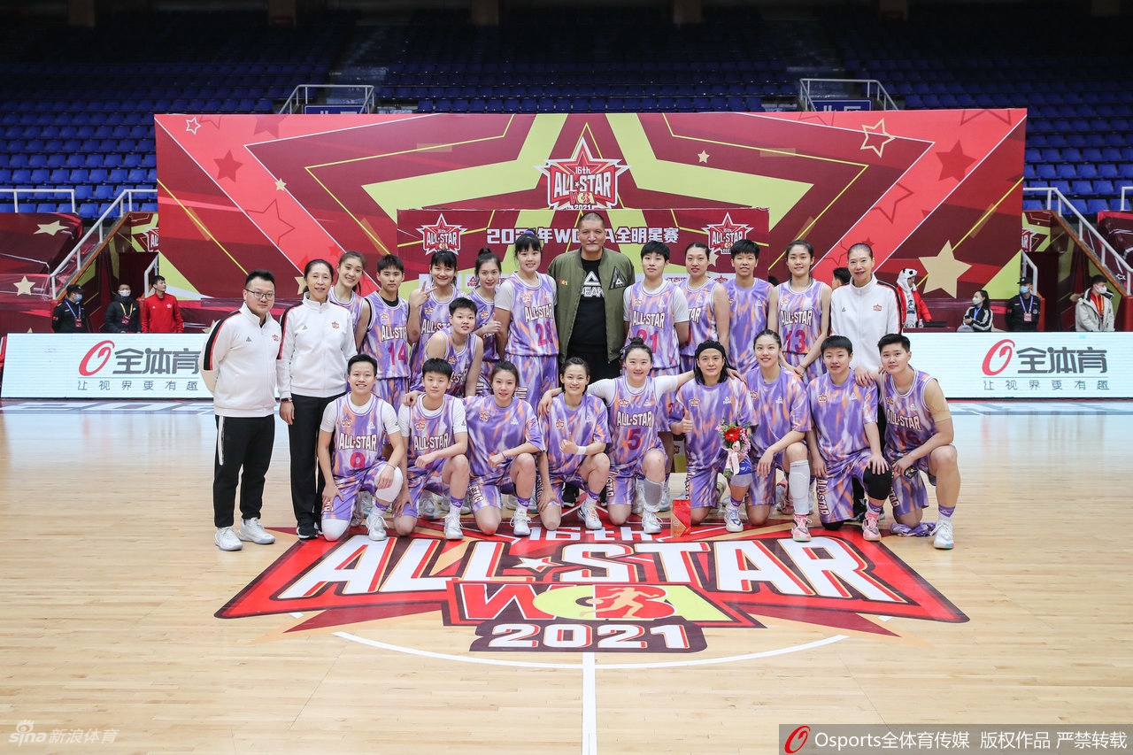 李月汝在内线展现绝对统治力,利用灵活的脚步和强壮的身体卡住位置,高高跃起摘下关键篮板球