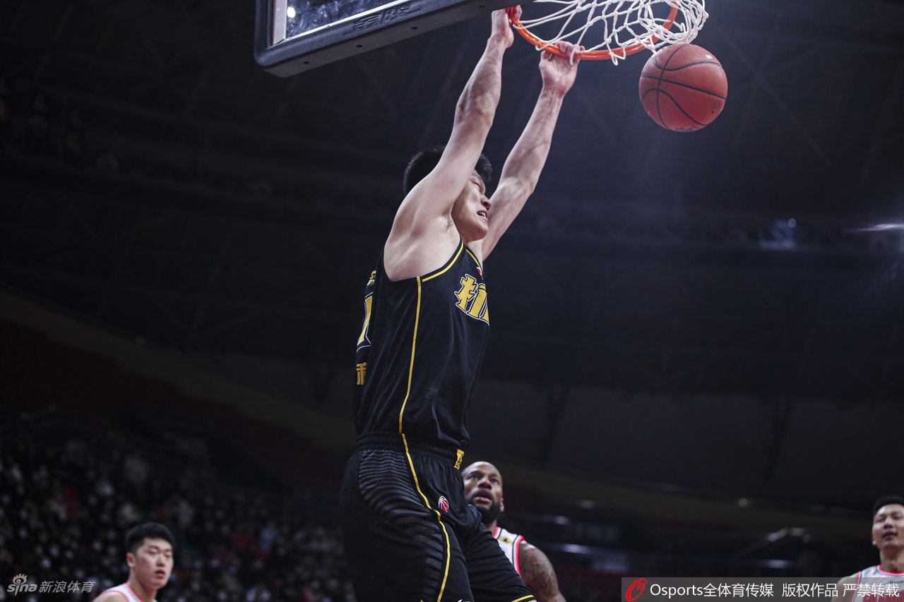 广东队威姆斯快速反击中,面对广厦队两人的协同防守,依然寻找传球或得分的缝隙