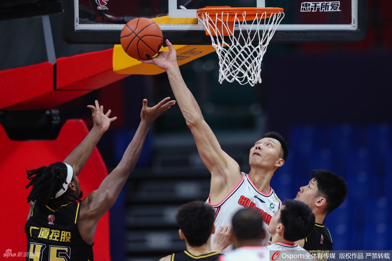 胡金秋在广东内线防守悍将易建联面前,高高跃起,完成一次势大力沉的双手灌篮