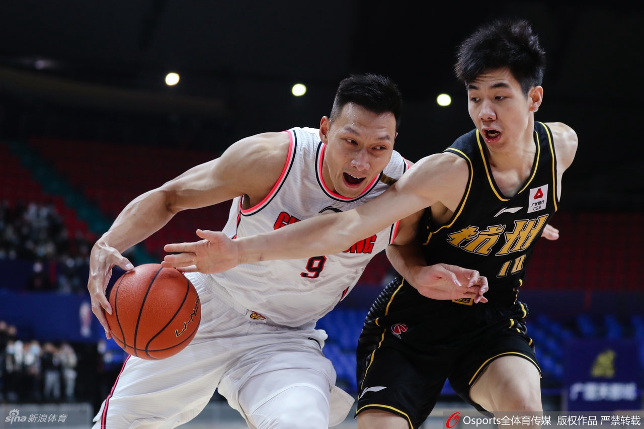 本场最佳球员赵岩昊,运球突破广东队胡明轩的防守,眼神坚定,准备抛投得分