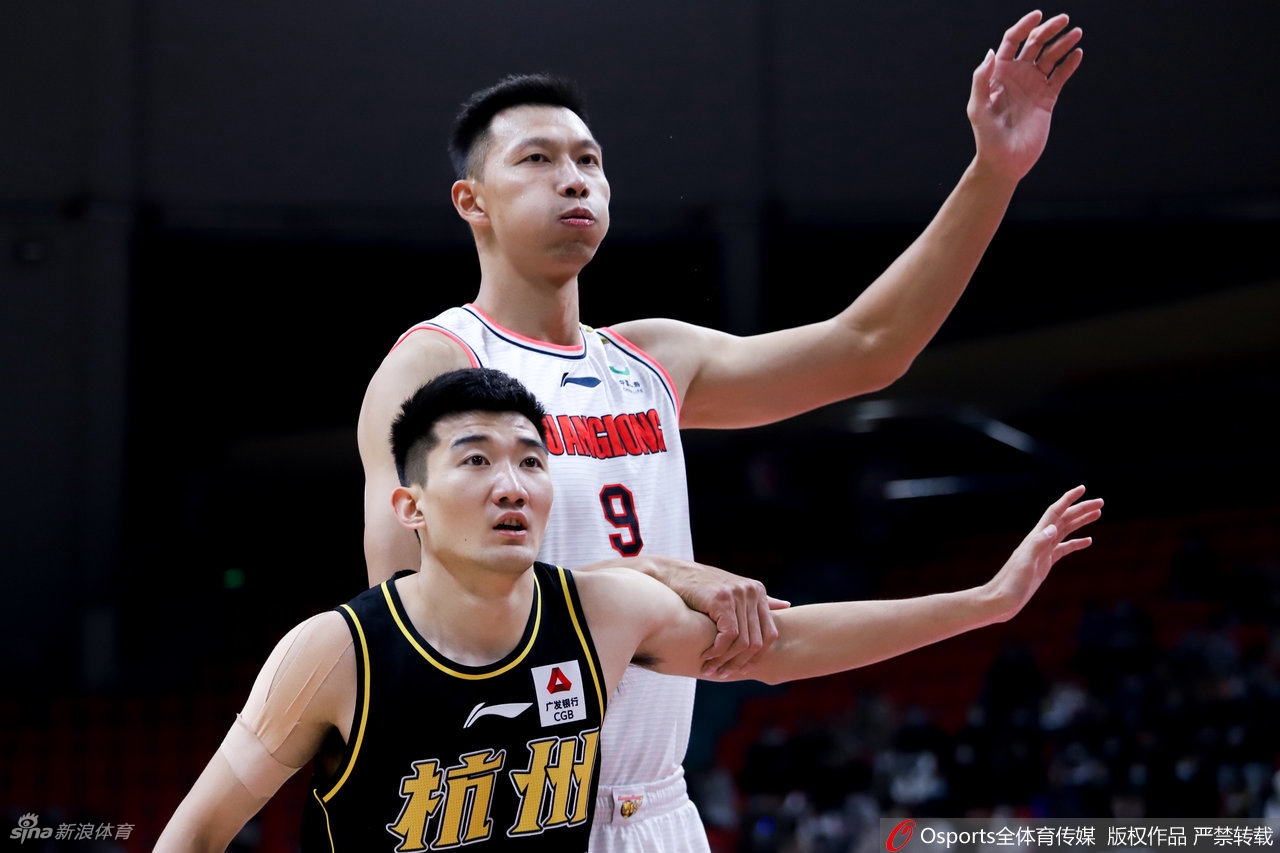 广厦队朱俊龙奋不顾身飞身救球,将球拍向队友,展现出年轻球员的拼搏精神