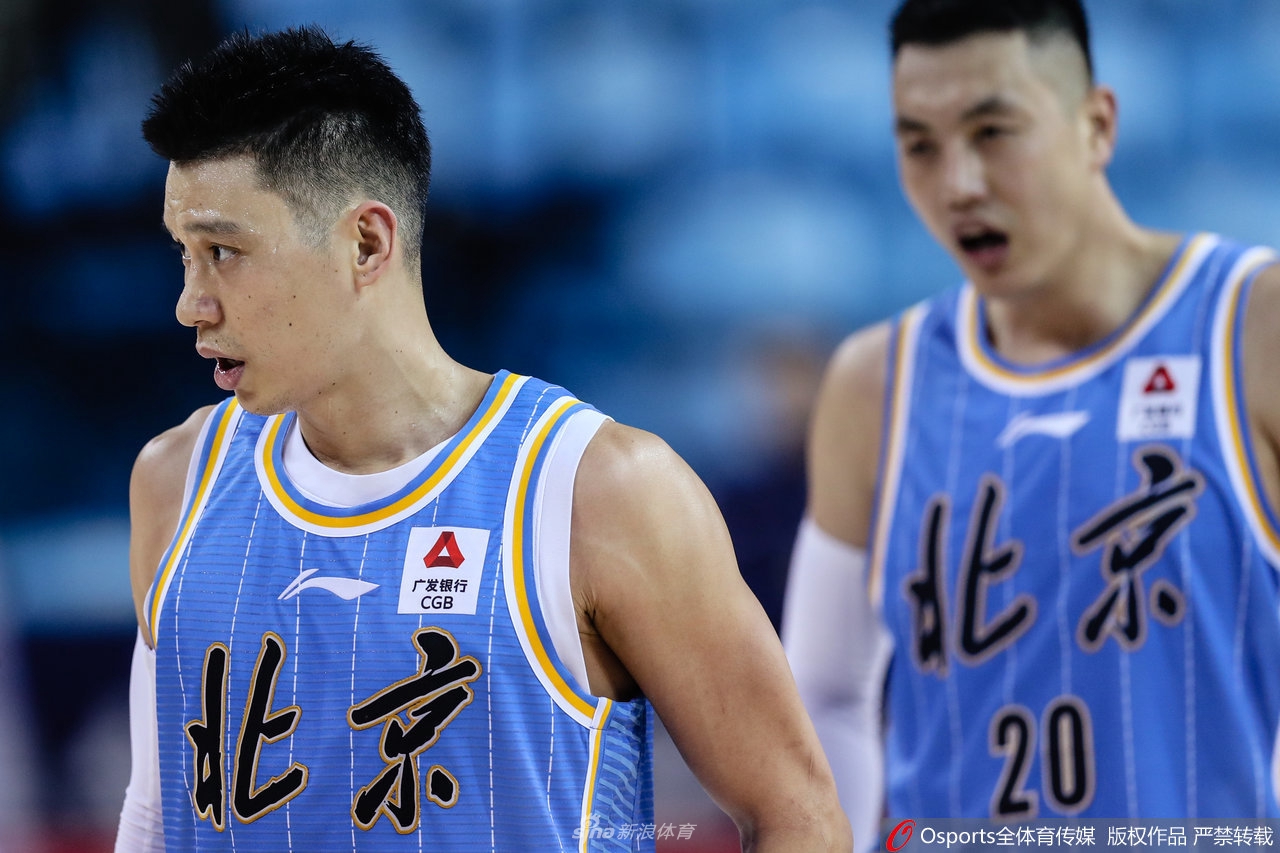 方硕在严密防守下急停跳投，篮球在空中划出一道美丽的弧线，他的眼神专注而自信，仿佛一切都尽在掌握。