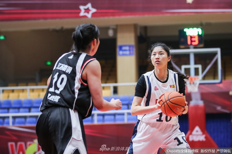 四川女篮球员韩旭在江苏队内线许晨妍的严密防守下，依然高举高打完成了一次柔和的中距离投篮