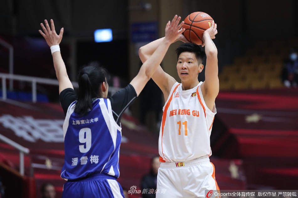 内蒙古女篮的快攻瞬间,白衣球员如离弦之箭般持球推进,身后是奋力追赶的上海队防守球员,整个画面充满了速度与激情的动感。