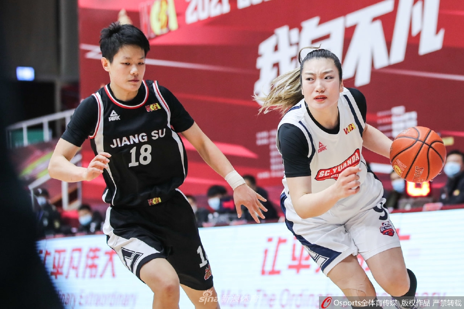 赛后，四川女篮的球员们在场边聚拢在一起，尽管戴着口罩，但眉眼间洋溢着的全是闯入总决赛后的喜悦与激动