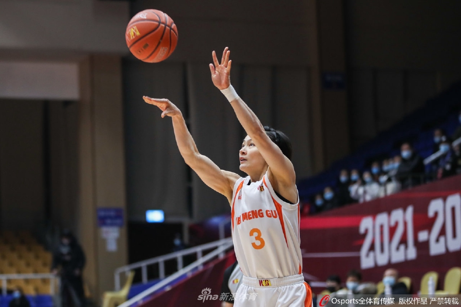 内蒙古女篮核心李月汝在进攻中遭遇对手犯规,她双手紧紧抱住篮球,脸上露出自信而坚定的微笑,仿佛在告诉队友和球迷,胜利已在掌握之中。