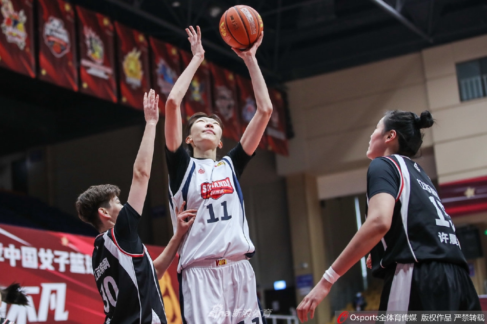 江苏女篮年轻前锋罗欣棫在反击中快下，面对四川队的防守阵型坚决起飞上篮，展现出初生牛犊不怕虎的冲击力