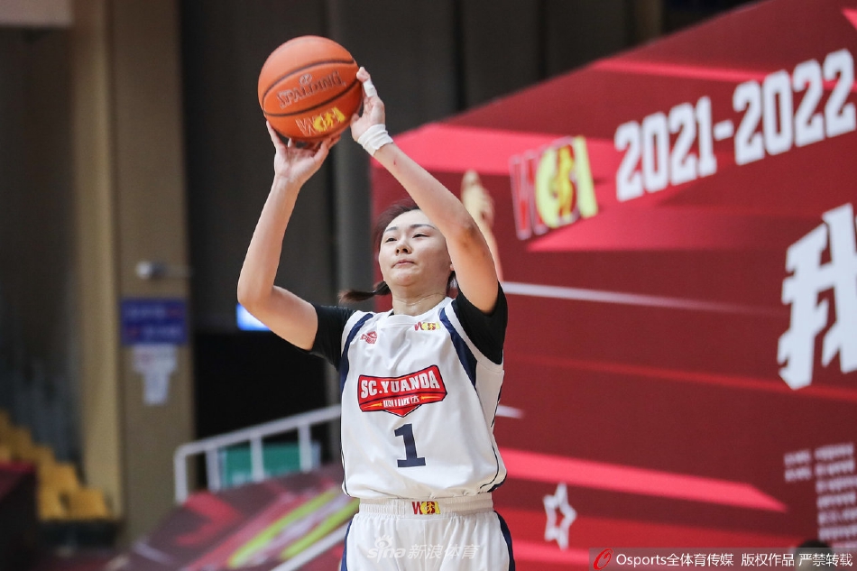 江苏女篮队员在进攻中遭遇四川队严密包夹，她在人缝中寻找传球路线，试图为队友创造得分机会