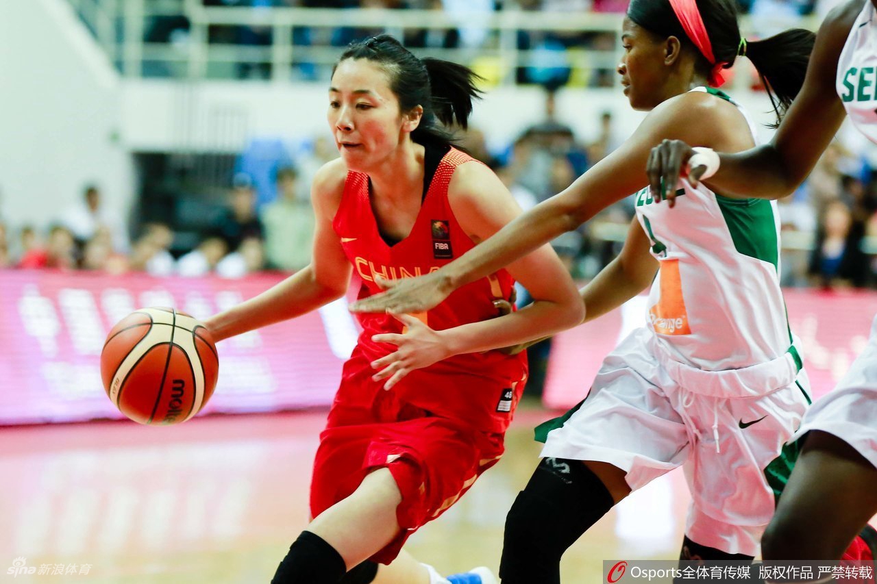 赵爽与队友们在更衣室庆祝夺冠，大家簇拥在一起，香槟喷洒，气氛热烈而感人