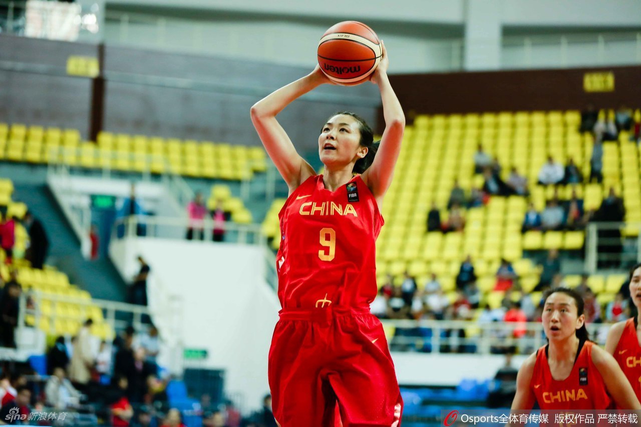 赵爽在比赛中全神贯注地防守，身体低伏，双手张开，展现出顶尖的防守专注度