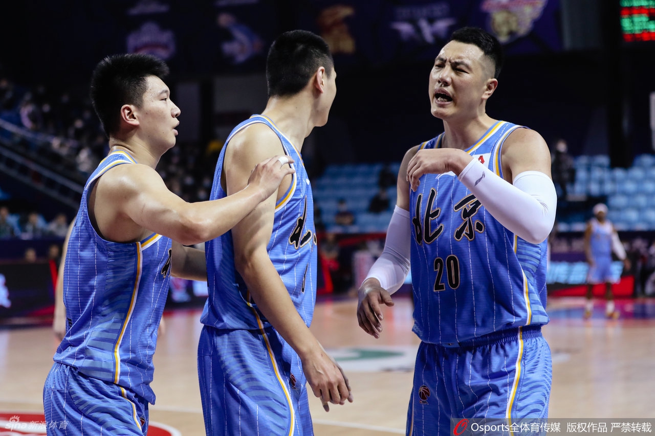 北京首钢队的球员们在场边神情严肃地交流着，远处的记分牌依旧闪烁，但此刻他们的注意力显然已不完全在比分上，这场突如其来的冲突成为更衣室里必须面对的话题