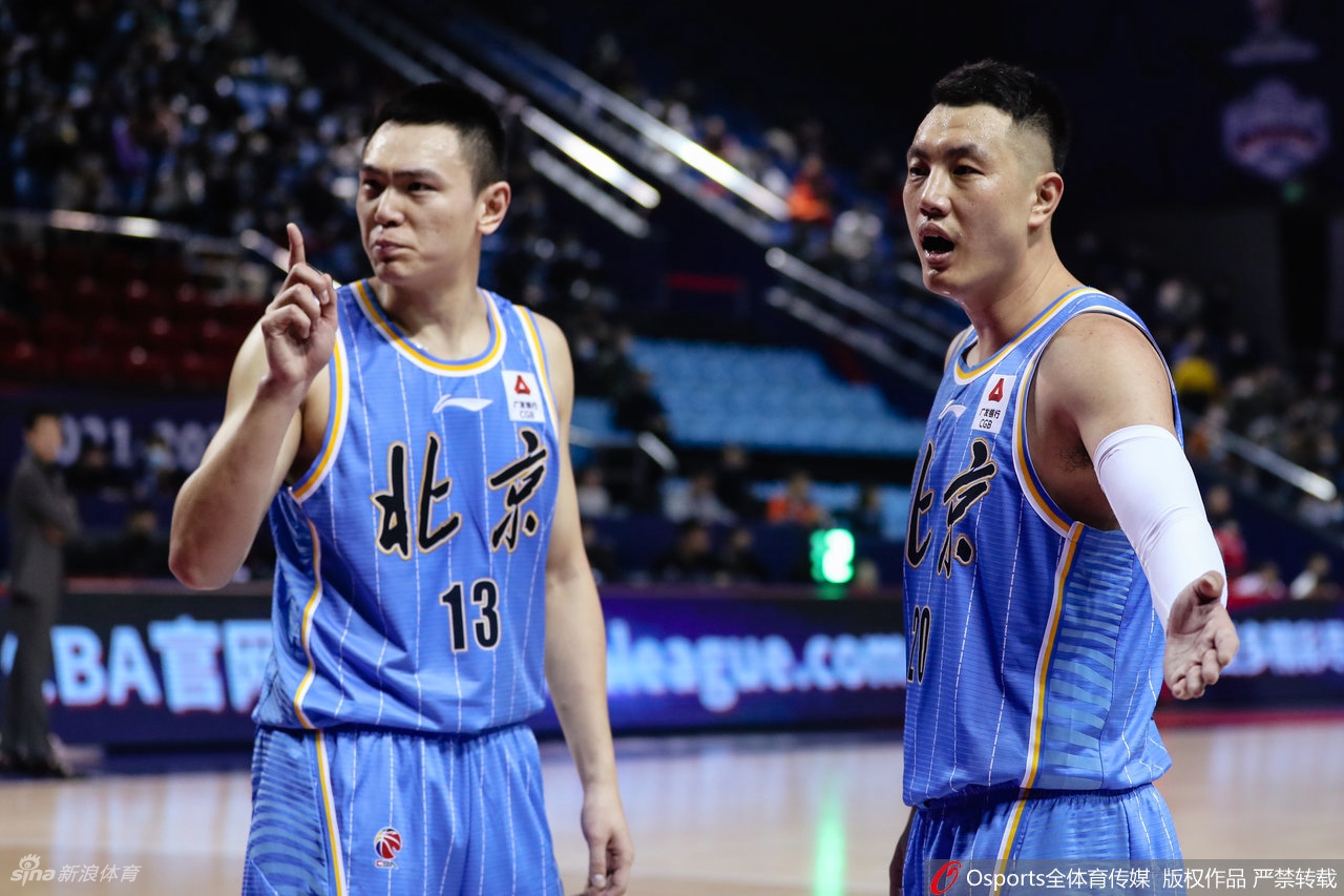 北京首钢球员翟晓川情绪激动，转身指向场边媒体席，脸上的表情充满了不解与愤怒，仿佛在质问着刚才那不合时宜的喊话