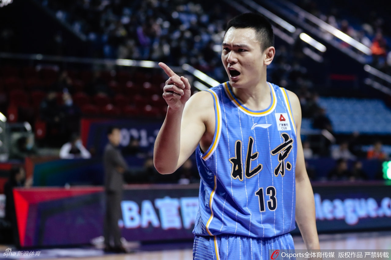 在工作人员的劝阻下，涉事女记者最终选择离开赛场，她的背影在空旷的通道口显得格外落寞，身后是依旧灯火通明的球场，这场风波成为了当晚最意外的插曲