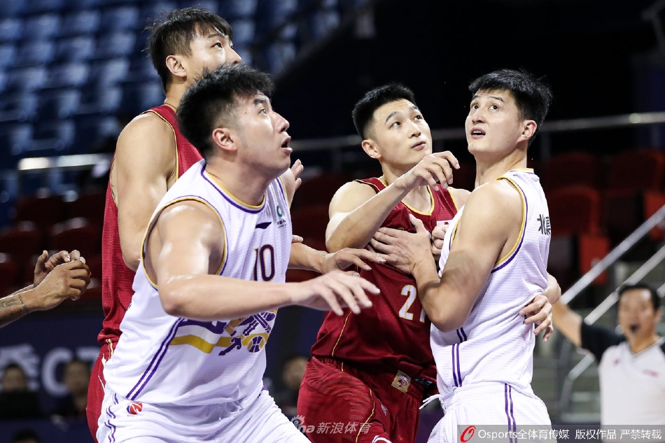 北控内线邹雨宸双臂灌筐,力拔山兮气盖世,浙江队防守球员只能无奈仰望。