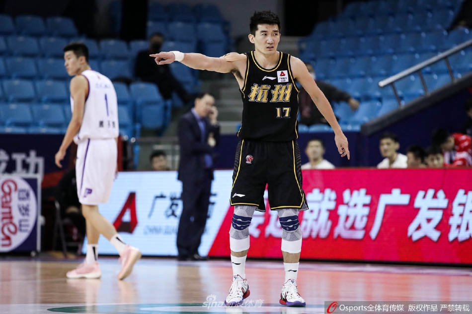 胜利的喜悦洋溢在替补球员的脸上,赵嘉仁与队友在场边激情击掌相庆,他们身后的记分牌定格在125比94,记录着这场属于团队的辉煌胜利。