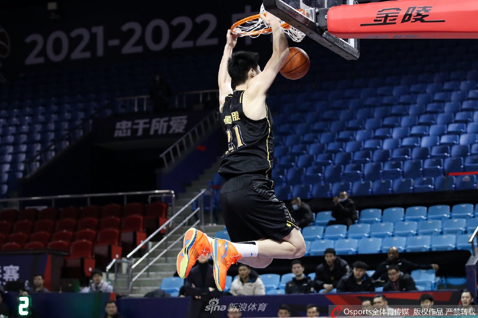 朱俊龙在防守端如同一道铁闸,他精准地预判传球路线,飞身将球抢断,随即自己运球发动快攻,眼神中充满了年轻球员的拼劲与无所畏惧。