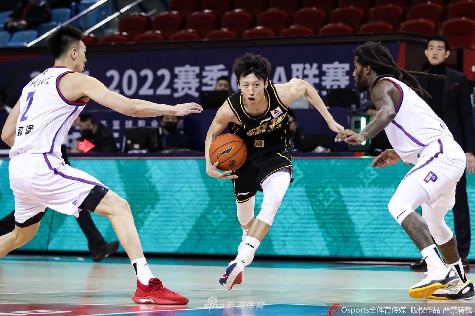 赵岩昊在三分线外觅得良机,他无视扑防而来的对手,坚定起跳出手,皮球离开指尖的瞬间,仿佛时间都已静止,只待那清脆的刷网声奏响进攻号角。