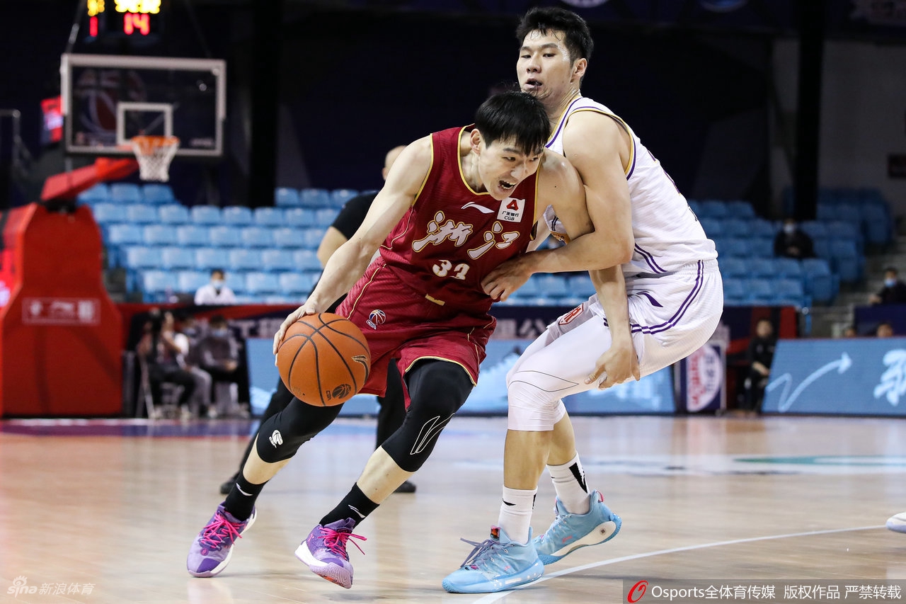 浙江队外援拉科塞维奇与北控队员倒地争球,双方肌肉碰撞,地板上尘土飞扬,裁判哨声急促响起。