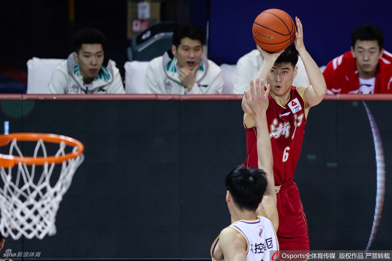 吴前运球强行突破,北控三名球员形成合围之势,他却在人缝中找到了传球给空位队友的路线。