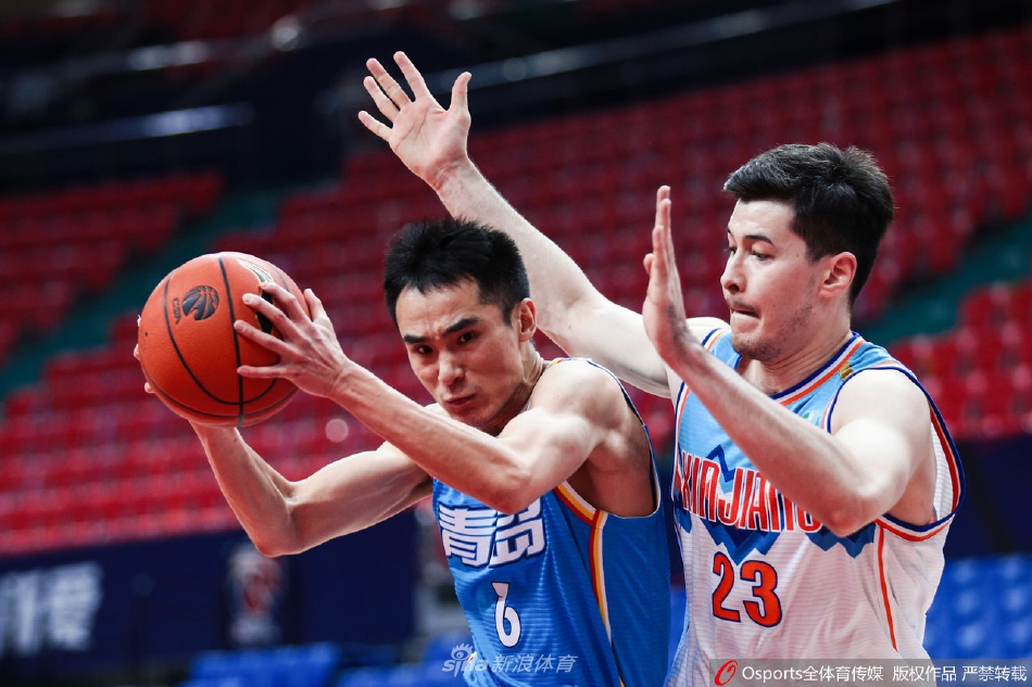 新疆队射手唐才育在三分线外果断出手，篮球在空中划出一道完美的彩虹弧线，这是他为球队贡献准三双数据中的又一精彩瞬间。