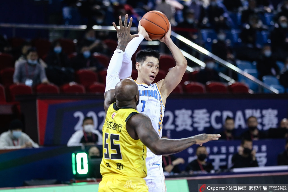 终场哨响，北京首钢队的球员们轻松地围在一起，庆祝这场酣畅淋漓的大胜。他们的脸上洋溢着胜利的喜悦，与身后记分牌上106:75的比分构成一幅完整的画面。