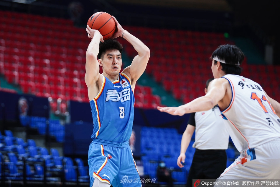 新疆队球员摩尔特里在青岛队内线予取予求，他顶开防守强行上篮，用一次次不讲理的进攻彻底摧毁了对手的逆转希望。