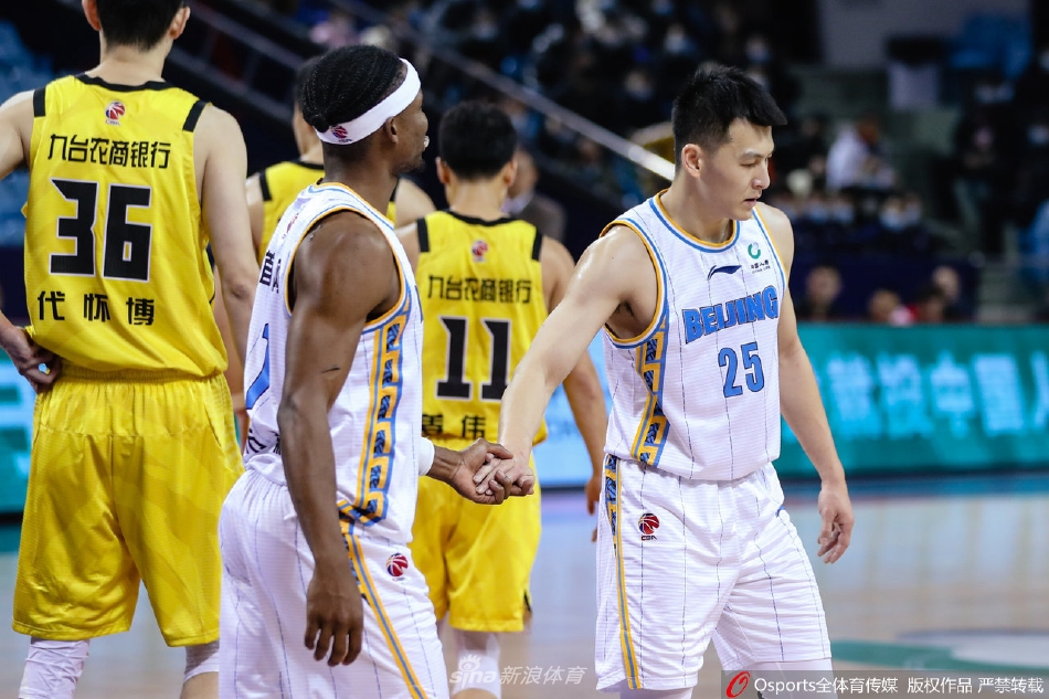 北京首钢队球员范子铭在吉林队内线李安、钟诚的头顶强势摘下篮板球，他坚实的卡位和专注的眼神，预示着本场比赛北京队在内线的主导地位。
