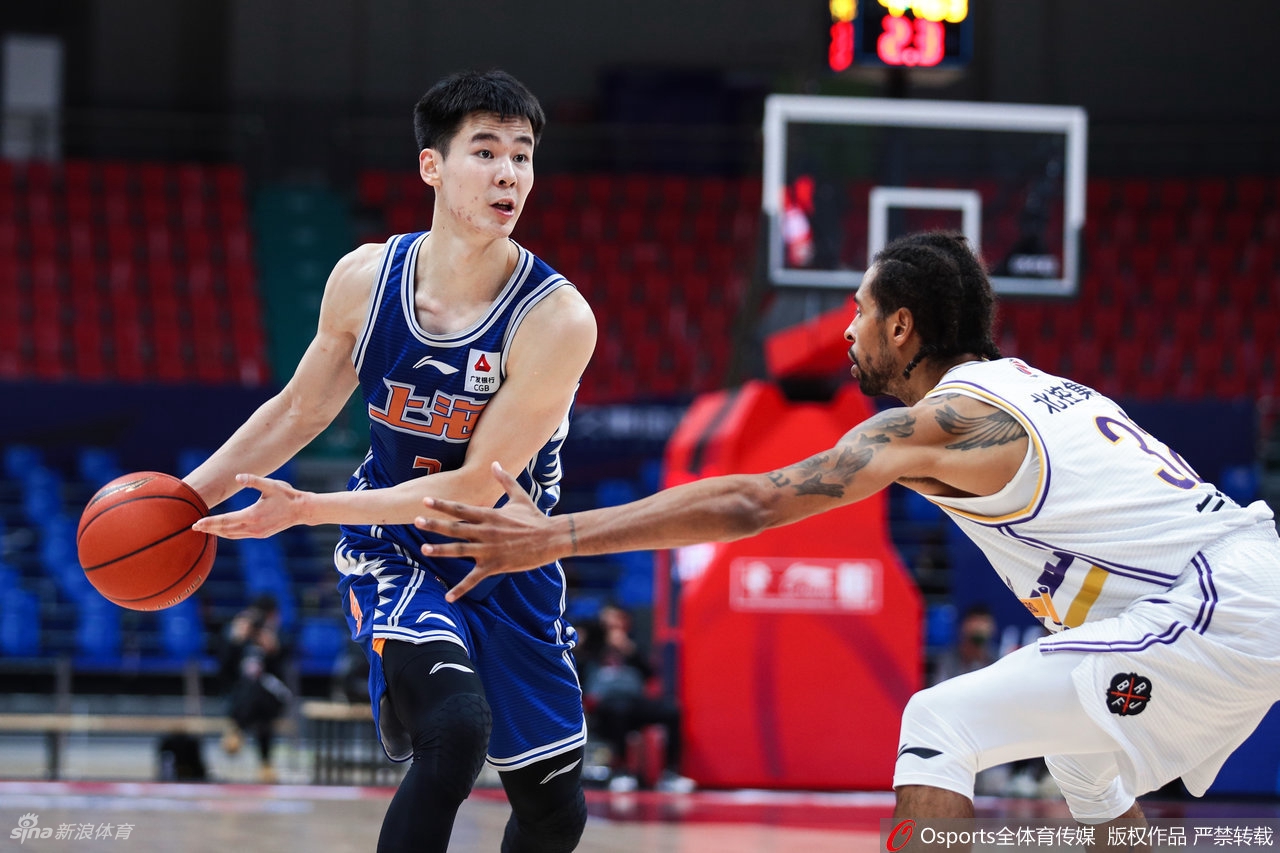 上海核心王哲林在内线卡位要球,眼神坚定,展现出强烈的攻击欲望。