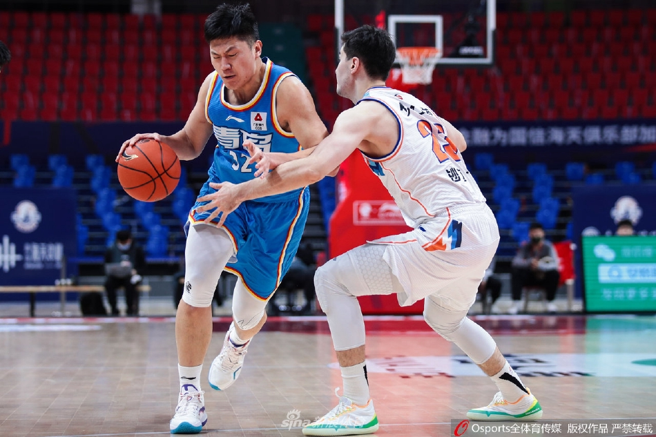 新疆队球员于德豪面对防守，冷静地做出传球的假动作，眼神犀利地观察着队友的跑位，正准备送出一记穿透力极强的妙传。