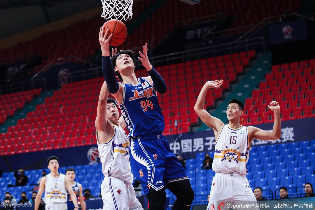 上海队主帅李春江与马布里发生口角,裁判急忙上前劝阻,场边气氛紧张到极点。