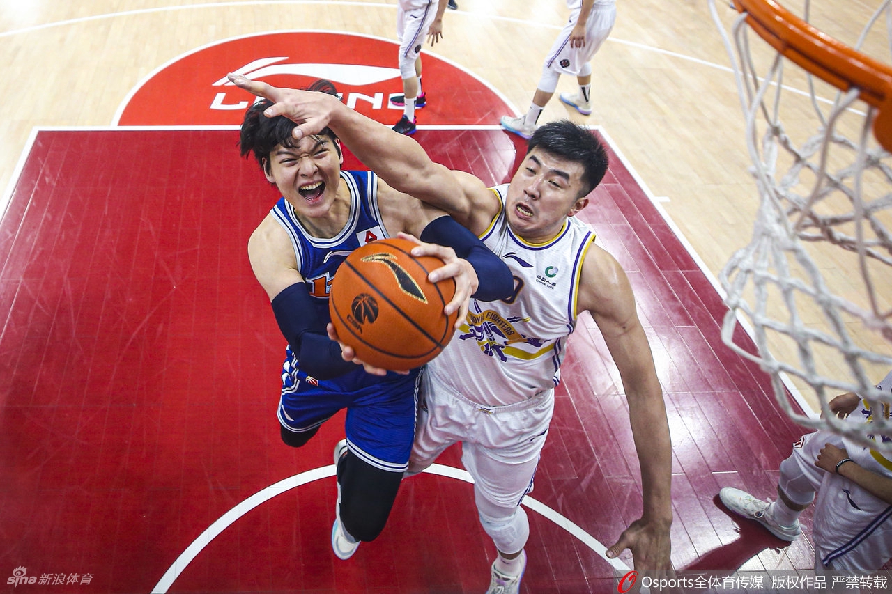 上海与北控球员在赛场上激烈拼抢,篮球在指尖争夺,战火一触即发。