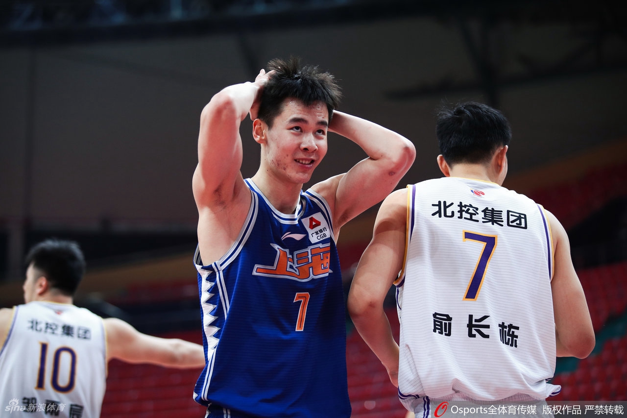 北控主帅马布里在场边焦急指挥,大声呼喊提醒队员跑位。