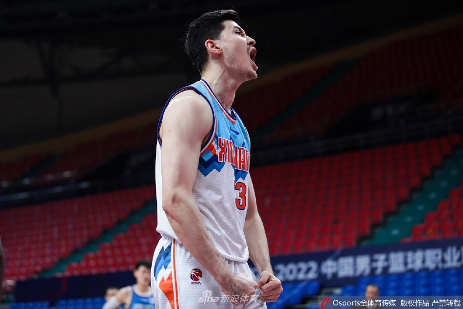 新疆队球员齐麟如猎豹般迅猛地持球突破，他撕裂了青岛队的防线，即将完成一次势大力沉的进攻，青春风暴席卷赛场。