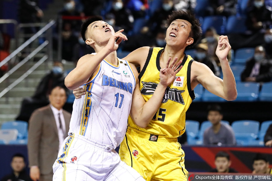 北京首钢队外援吉布森在吉林队替补席前命中关键三分后，神情冷峻地握拳庆祝。这一球几乎浇灭了主队反扑的希望，也彰显了胜利者的从容。