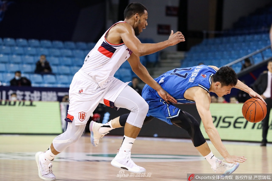 广州队球员郭凯死死卡住哈达迪的接球路线，两人手臂纠缠在一起，肌肉碰撞的激烈程度仿佛能让观众听到声响。