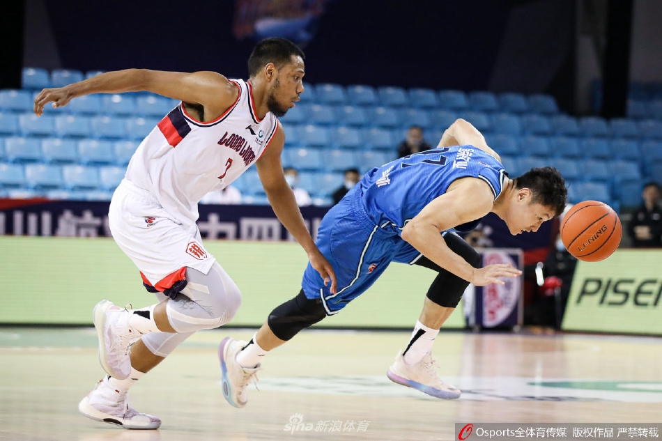 四川队核心后卫韩硕面对郭凯的贴身长臂防守，依然冷静地寻找着传球路线，老将的经验与坚韧在此刻显露无遗。