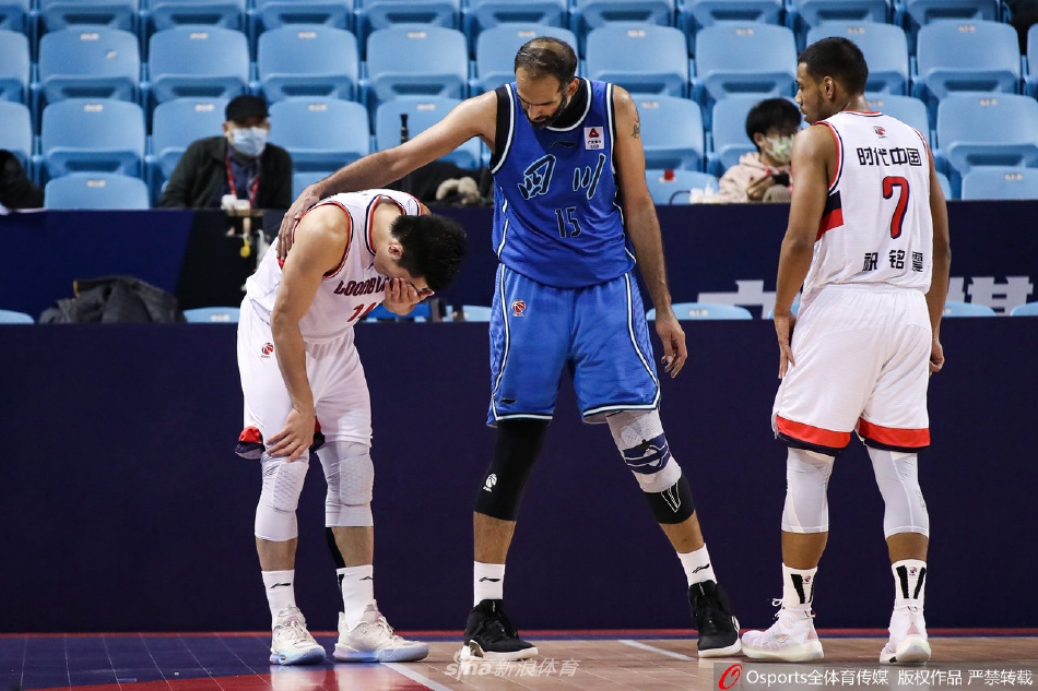 四川队外援哈达迪在两名广州球员的夹击下奋力跃起争抢篮板，巨大的身躯在空中舒展，这是一场关于力量与经验的残酷肉搏战。