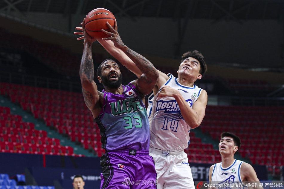 老将哈德森外线手起刀落，篮球划过长春夜空的弧线仿佛劈开了连败的阴霾，他全场贡献21分成为球队最稳健的定海神针。