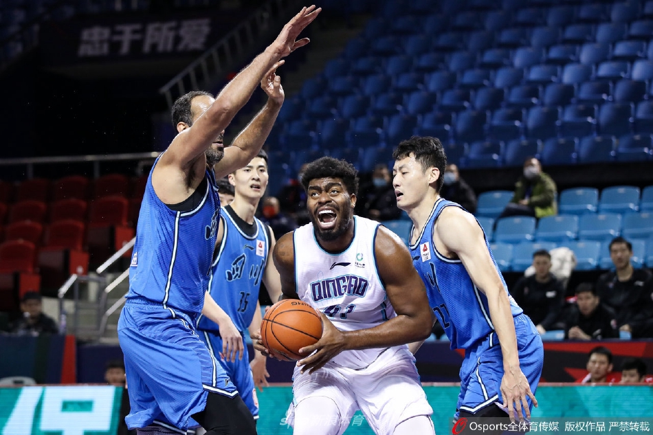 四川男篮替补席瞬间沸腾，球员们激动地挥舞着毛巾，脸上洋溢着胜利的喜悦，这一刻团队篮球的魅力展现得淋漓尽致